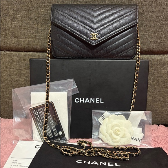 Chanel Black Chevron Quilted Leather Chain Bag - Picture 1 of 16